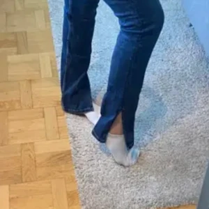 Zara jeans med slits  - Jeans från zara med slits nertill. Storlek 36. Sparsamt använda💓