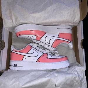 Nike air force 1 - Säljer mina målade Nike air force 1 i rosa cartoon design. Nyskick, aldrig använda. Kan skicka fler bilder i chatten🌸