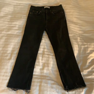 Zara jeans, storlek 36 - Svarta korta Zara jeans med slits. Fransar vid byxbenen. Fint skick😃