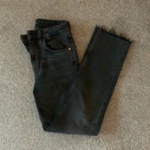 Jeans från zara  - Svarta jeans ifrån zara. Aldrig använda. Storlek 34