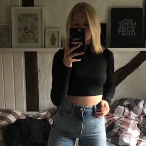 Svart croptoo - Superfin croptop med snygg detalj på axlarna💕 tröjan är ribbad och har en hög hals💗 passar till ALLT!!!