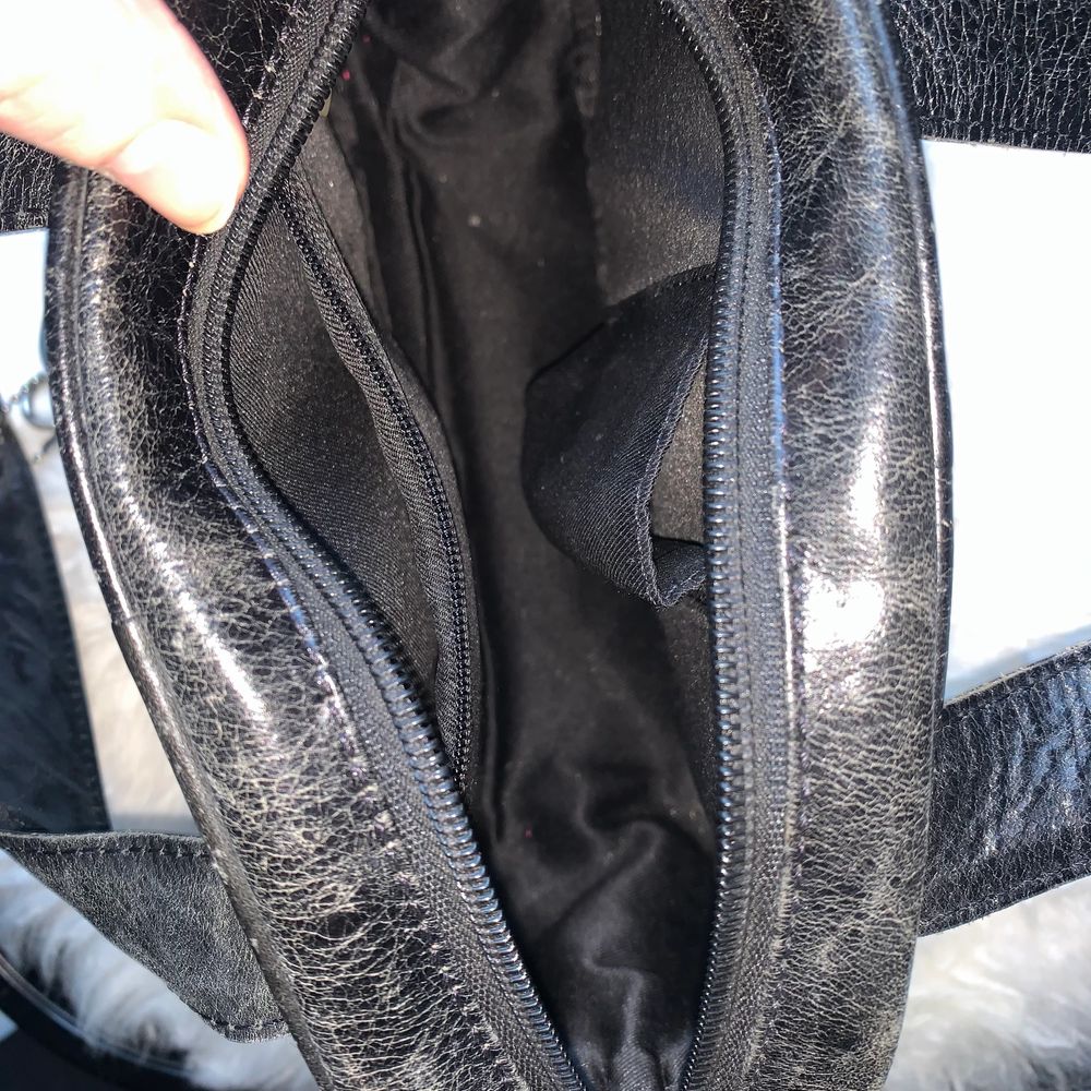En jätte fin svart mini purse i ”skinn”! I jättebra skick och använd några gånger!💗 Säljer då den inte kommer till användning längre! Jätte 2000s stil! Kan mötas upp och frakta!💗. Väskor.