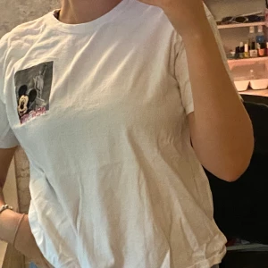 T-shirt - Säljer min ascoola t-shirt från Zara💞 Skriv för fler bilder, köparn står på frakt💞 Storlek L men sitter mer som en S/M!