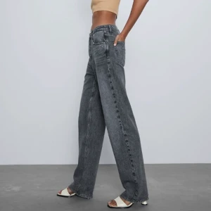 Gråa långa jenas Zara - Gåra zara jeans med raka långa ben, slutsålda på hemsidan. Säljer mina eftersom jag beställde två stycken. Väldigt fint skick. Dem är även oklippta och i storlek 36. 