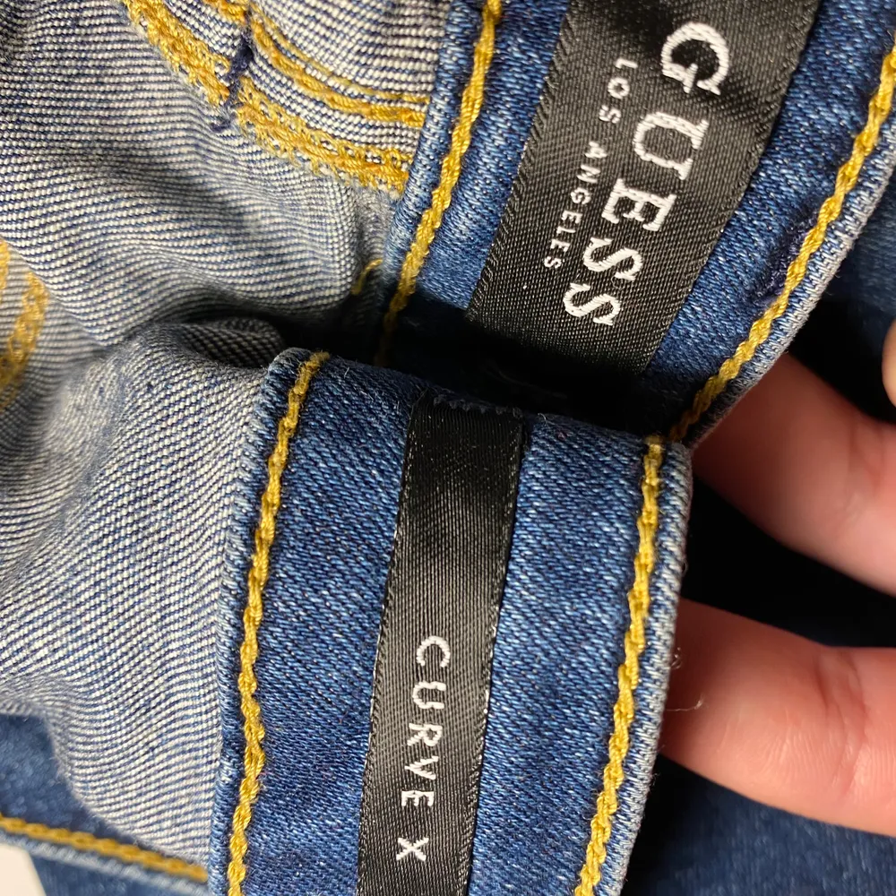 Så snygga jeans från Guess i modellen curve x. Sitter så snyggt på! Mycket stretchiga! Guldiga detaljer, ett hål på knät.💕. Jeans & Byxor.