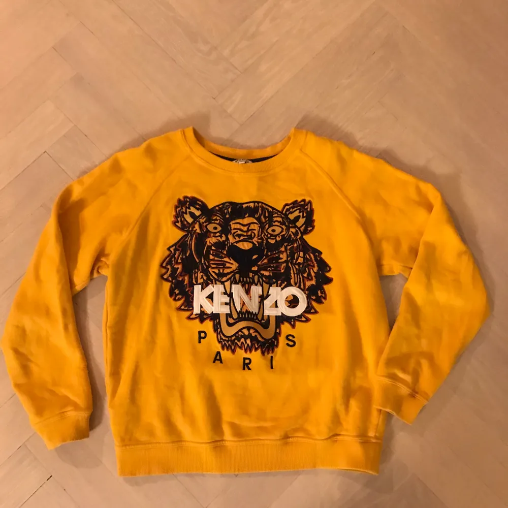 Säljer min gula Kenzo sweatshirt som blivit använd 1 gång, så den är i absolut nyskick. Nypris 2100 kr. Kan mötas upp i Malmö annars står köparen för frakt💖. Tröjor & Koftor.