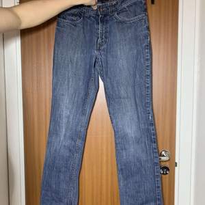 Ett par blåa typ baggy jeans eller skinny beroende på vem som har dem. Storleken är 30/32 och är nästan oanvända. Säljer pga för små för mig. Själv  är jag 180 cm