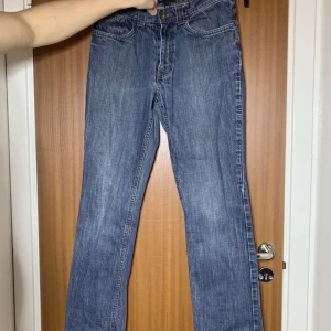 Jeans  - Ett par blåa typ baggy jeans eller skinny beroende på vem som har dem. Storleken är 30/32 och är nästan oanvända. Säljer pga för små för mig. Själv  är jag 180 cm