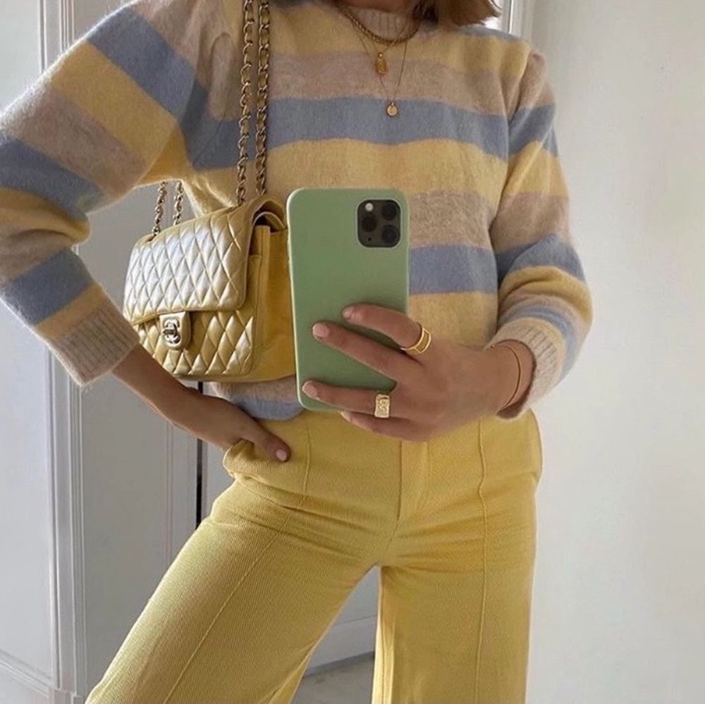 Ett par superfina gula byxor i manchester-liknande material från Mango i rak bred modell. Första bilden är @aliciafranzen men de andra bilderna är mina bilder! De är i perfekt skick, använder dem bara inte tyvärr eftersom de inte är min stil. En knapp innanför den gula ”fliken” saknas, kan dock sy fast en ny. Syns dock inte alls och som ni ser på mina bilder är den andra knappen som syns kvar! :). Jeans & Byxor.