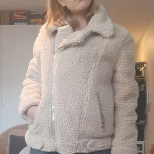 Teddyjacka i MC modell - Teddyjacka i MC modell Stl. 36, pris kan diskuteras!