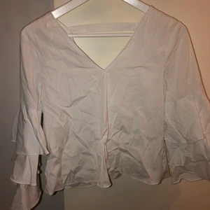 Vit blus, Zara, Strl S - Jättefin blus med volangärmar. Nyskick. Har en vringning i ryggen. Frakt på 44kr💗 Nypris: 359kr.