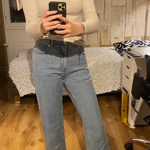 Jeans na-kd - Ljusblåa jeans köpta från na-kd i våras. Storlek 34 men passar även 32 💖  Säljer för att dom är korta för mig som är 165, gillar dessutom inte stilen eller modellen på jeansen. Passar personer som är kortare än mig! Inga defekter 