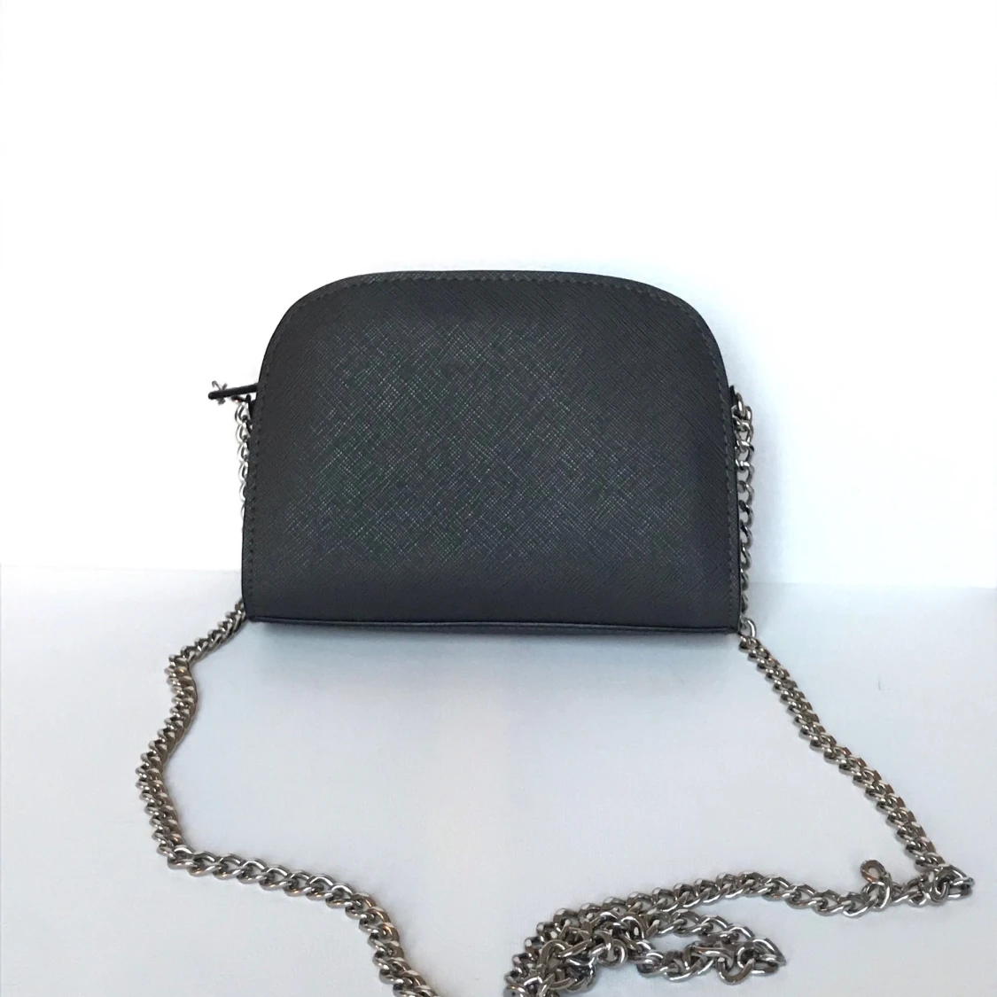 Grå axelväska med kedja  - 90