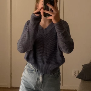 Stickat tjocktröja - Världens finaste stickade tröja med en liten v-ringning💙 näst intill oanvänd och fint skick! Hör av dig om du är intreserad :)