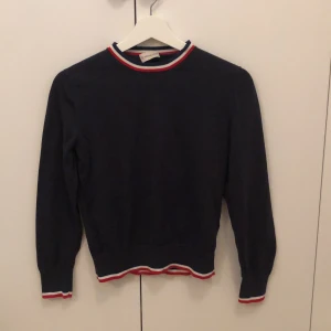 Moncler tröja - Finaste tröjan från Moncler. Passar hur bra som helst både till jeans eller kostymbyxor. Köpt på NK barn för ca 1 år sen, strlk 12 skulle säga XXS/XS. Säljer pga för liten för mig som är 160 cm lång. 250kr, kan mötas upp eller fraktas till ett diskuterbart pris.