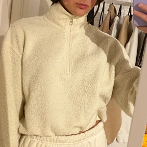 Mysig fleece! - Mysig beige teddyfleece från weekday! Knappt använd och som när jag köpte den! 