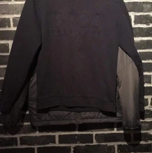 Hugo boss Tröja  - Hej! Säljer nu min killes kläder han inte har användning för!💓 mörkblå Hugo boss tröja köpt på Nk förra året! Har ej kvitto kvar men QR borde bevisa äkthet😅 Den har 2 hål dom dock är lagade (de vart väldigt små hål) inte så synliga (höger arm) Storlek S.. skick 7/10 nypris 1000kr 250+ 59kr