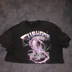 Topp - Super ball cropped t-shirt med as snyggt motiv. Säljer för jag tröttnat!🖤 Köparen står för frakt. Skriv privat för mer info o bilder.