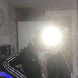 Adidas jacka  - Hej! Tänkte kolla intresset på min adidas jacka St:S kan skicka den om de skulle behövas kan mötas upp inom borås,gbg,kba Skriv ett pris så Ser vi om jag godkänner de vill helst bli av med den o behöver pengarna