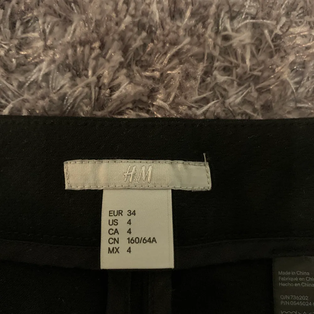 Kostymbyxor från H&M i väldigt bra skick, strl 34. de är korta i modellen så passar nog någon lite kortare💕 Säljer för 60kr + frakt (pris kan diskuteras). Jeans & Byxor.
