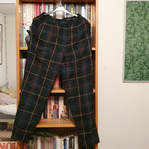 Vintage rutiga byxor strl 36 - Rutiga byxor köpta second hand. Storlek 36 i 100% ull. Rak passform. Bra skick dock avklippta nedtill. Köparen betalar frakten och betalning sker via swish