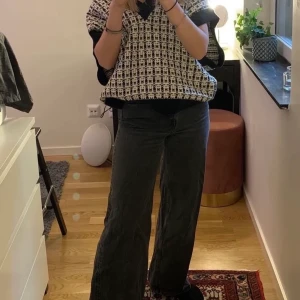 &otherstories jeans - As snygga jeans från &otherstories i en jättefin grå färg, köpte för 700 kronor men säljer för 230 kronor. Dom är endast testade, storlek 36❤️