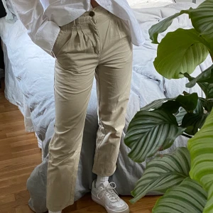 Beiga kostymbyxor - 100 med frakt!Perfekta för storlek 32/34! Jag är 165cm lång!