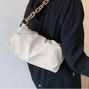 Väska från SHEIN - Stor beige väska som jag köpte för 200kr men den kommer aldrig till användning så tänker sälja för 89kr plus frakt💕