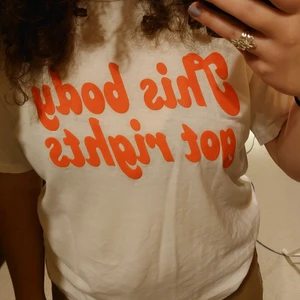 T-shirt - T-shirt från Monki med motivet "This body got Rights". Mer aktuell nu än någonsin, visar att man verkligen står upp för ens rättigheter! 