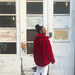 Aaaabsolut mysigaste jackan - Här har ni aaaabsolut mysigaste jackan, som inte längre säljs i butik. Den klarröda färgen blir man dessutom helt tagen av🥺 fri frakt! bild nr 2 lånad