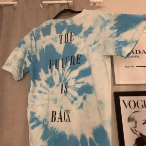 Tiedye t-shirt - Säljer min snygga och egengjorda Tiedye t-shirt som egentligen är från H&M med tryck både i bak och fram, den är i herrstorlek M🤪💞🥰💫 säljer för 100kr och frakt 42kr