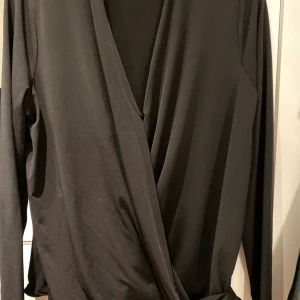 storlek XL - Rätt så urringad, fint att ha ett linne under om man inte vill ha det så urringat 