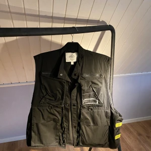 Cheap monday-vest - Vesten är i storlek L men den är stor så den passar även XL. Den är väldigt tunn.