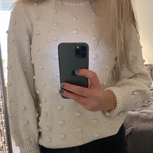 Vit stickad  - Jag säljer min supersköna prickiga tröja från object.