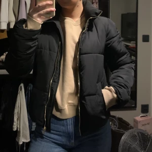 Puff jacka strl. XS - Svart puff jacka köpt på Vero moda i strl XS. Inga slitage alls. Snygg passform, skön höst/vinterjacka. Köparen står för frakten!