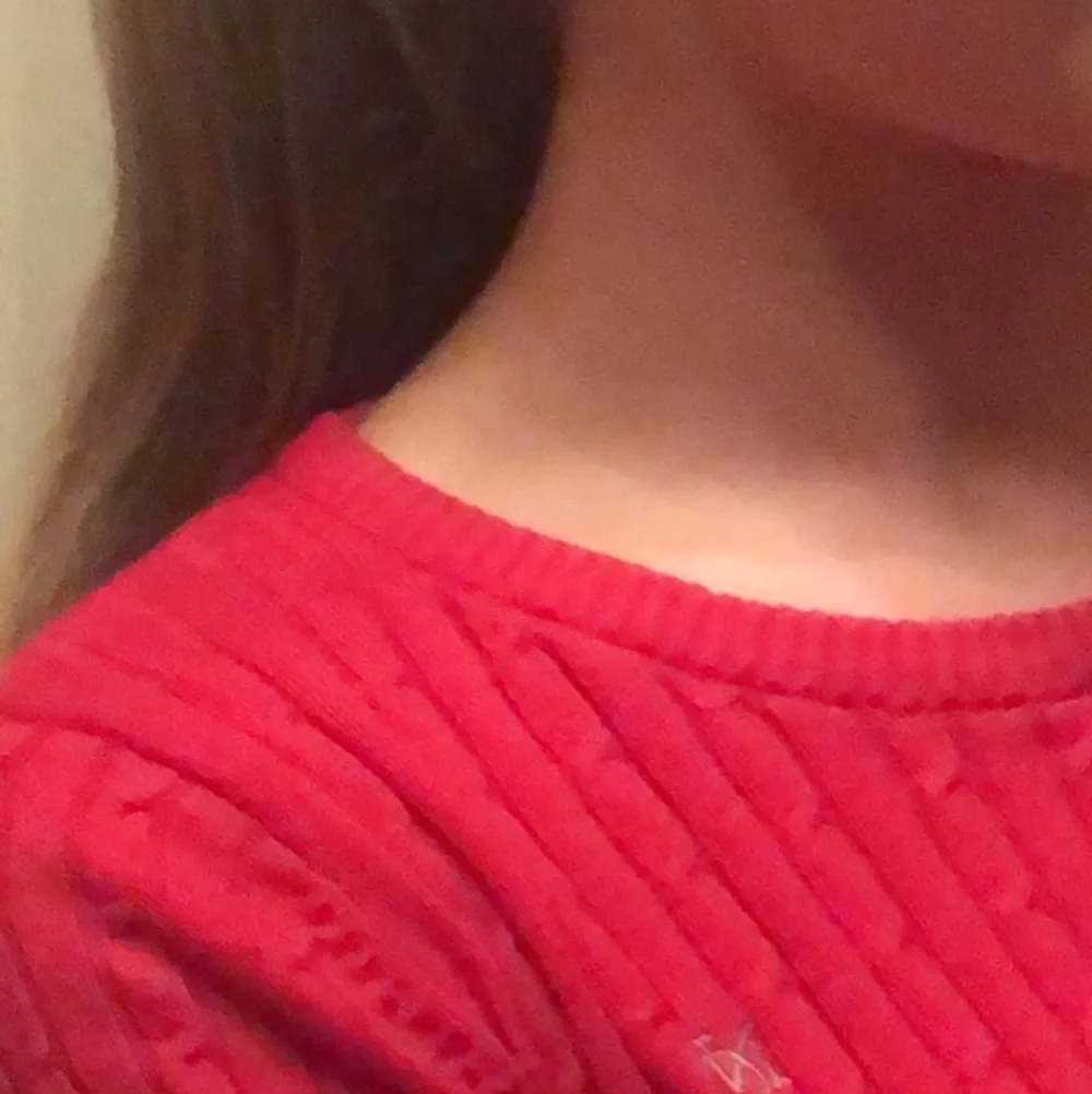 En långärmad tröja som är rödrosa. Endast använd en gång!! Den kommer från Gina Tricot och är i storlek XS. En härlig fin färg. . Tröjor & Koftor.