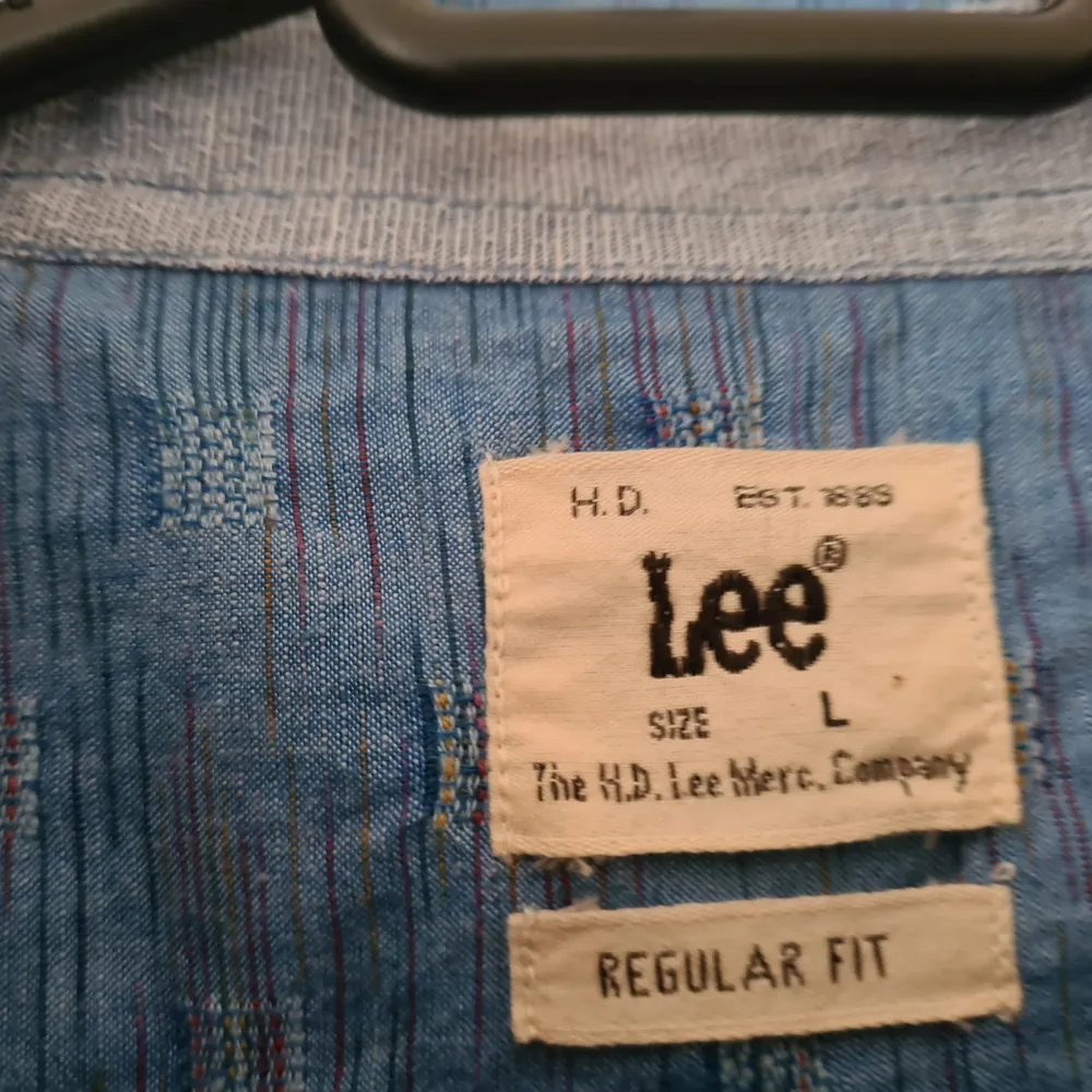 Modell kortärmad blå skjorta av märket LEE. Strl L. Aldrig använd. Köparen står för frakt.. Skjortor.