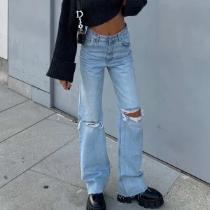 Jeans med hål - Så sjukt snygga och populära jeans från Zara som jag har två par av, alltså oanvända med prislapp kvar 💕 färgen stämmer bäst överens med första bilden då det är rätt dåligt ljus på min bild :) jag är 166. Buda från 250!