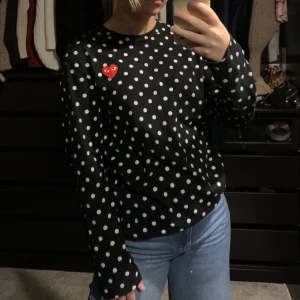 Comme Des Garcons  - CDG long sleeve tröja. ÄKTA. Använd fåtal gånger, säljes då den bara hänger i garderoben. Köparen står för frakten!
