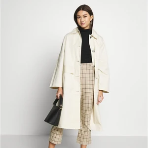 Beige utility trenchcoat - Suuuperfin trenchcoat som är lite boxig i formen! Använd runt 3 gånger :)
