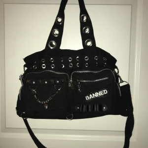 Väska  - Svart väska med många snygga detaljer på, fint skick!✨