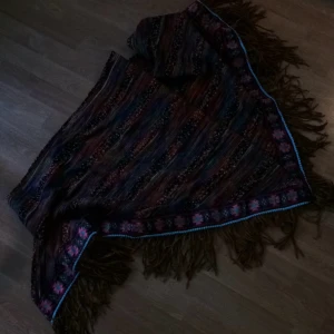  - Halsduk/cape ny pris 499, använd endast 1 gång. 