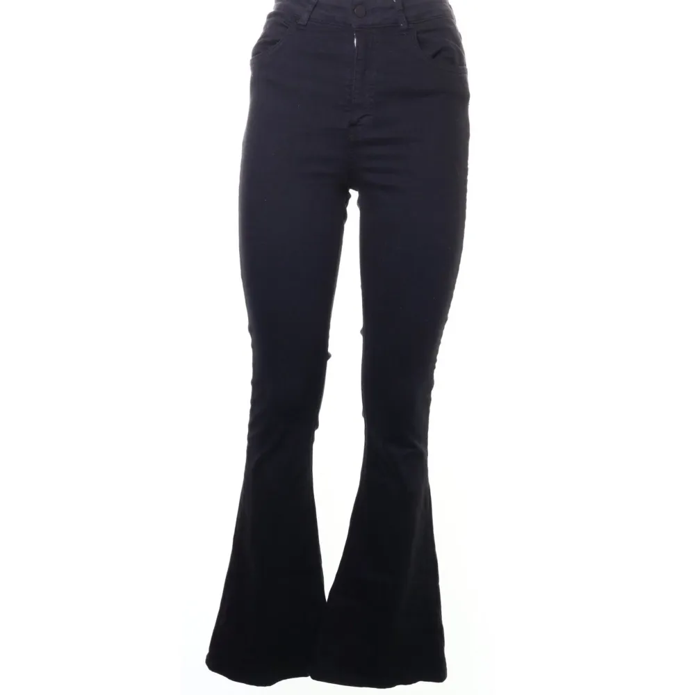 Ett par svarta utsvängda jeans från Gina Tricot💗 Använda några gånger❤️ annars i bra skick!Buda i Kommentarerna!. Jeans & Byxor.