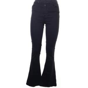 Ett par svarta utsvängda jeans från Gina Tricot💗 Använda några gånger❤️ annars i bra skick!Buda i Kommentarerna!