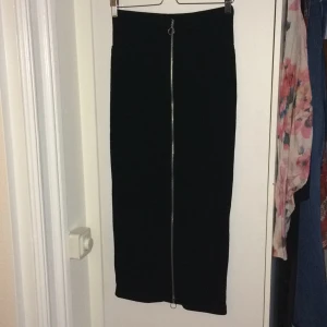  - Lång pennkjol från H&M aldrig använd. Nypris 399 
