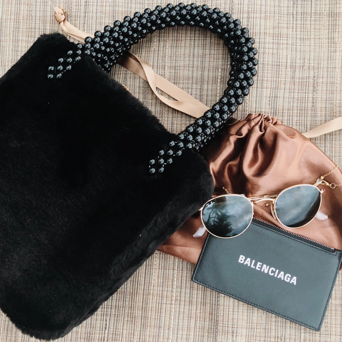 Svart väska med pärlhandtag 