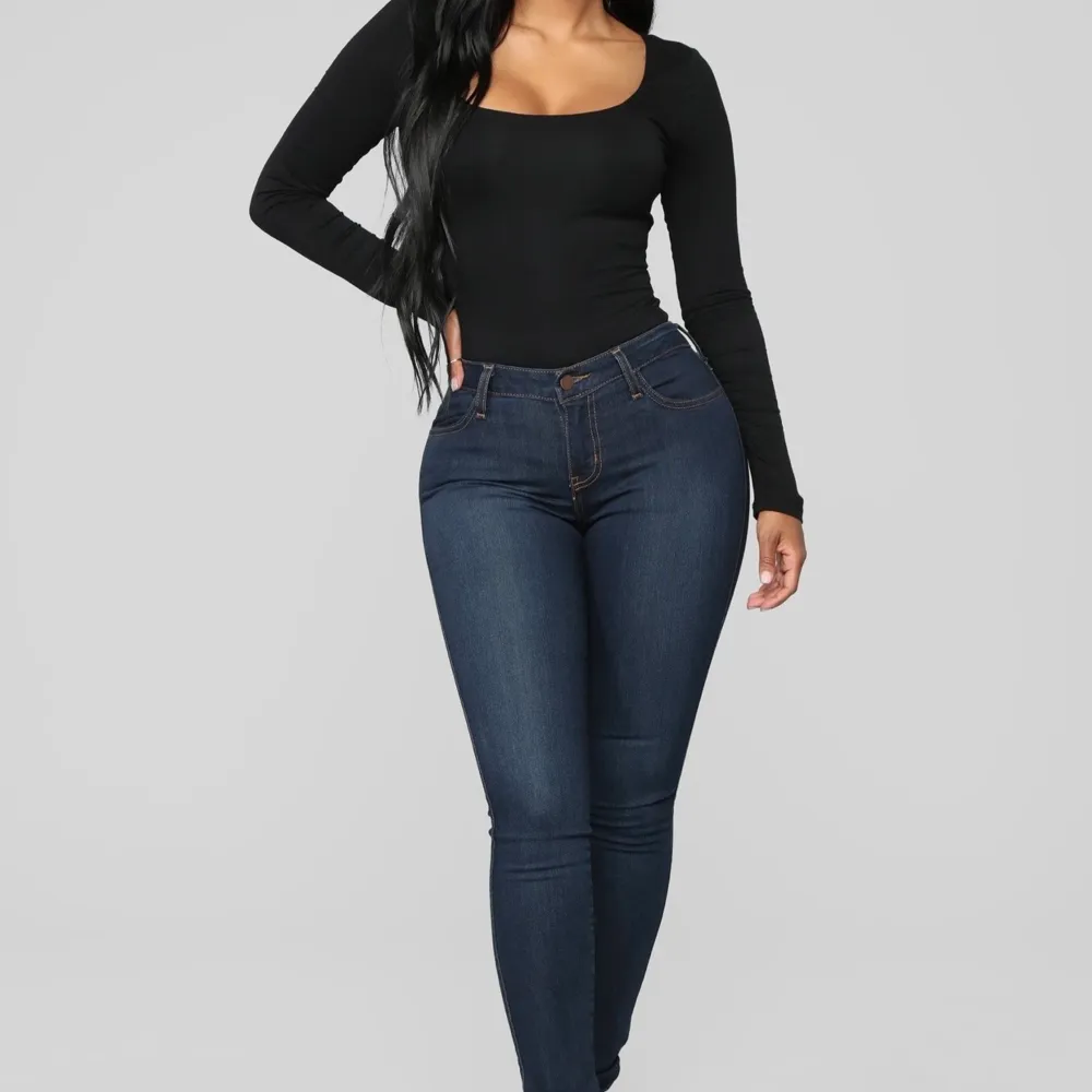 Helt nya jeans/byxor från FashionNova, storlek 1 - vilket motsvarar en XS. Jeans & Byxor.