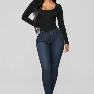 Helt nya jeans/byxor från FashionNova, storlek 1 - vilket motsvarar en XS