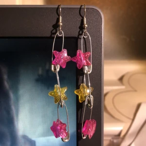 stjärnörhängen!! - örhängen av säkerhetsnålar med stjärnor i regnbågens färger<3 frakt tillkommer med 11kr