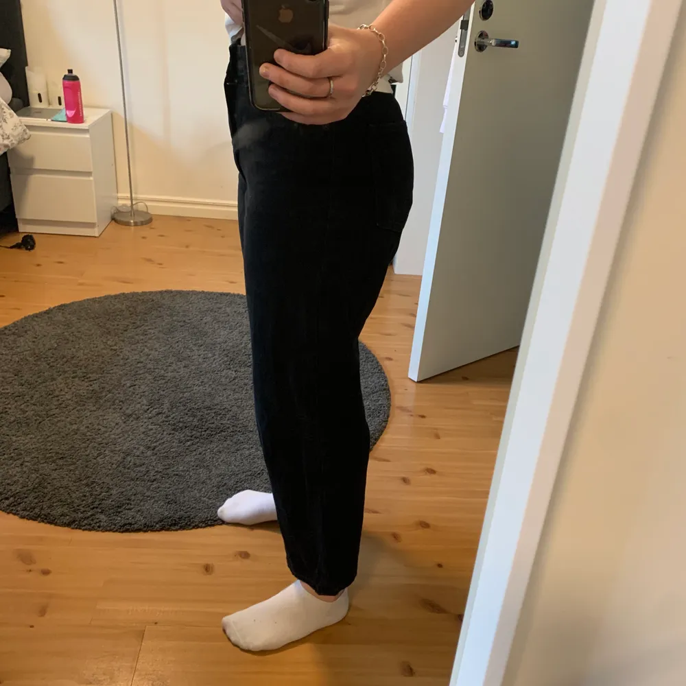 Dax att sälja min monki jeans. Jag köpte dessa jeans för ca 1,5 år sedan. Ändvända antal gånger men fortfarande fräscha. Katt finns i hemmet. Köparen står för frakten, kan mötas upp i Karlstad. Köpte för 500 kr. Kom gärna med bud✨💜. Jeans & Byxor.